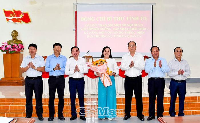 Các đồng chí lãnh đạo tỉnh tặng hoa biểu dương đồng chí Tiêu Việt Tiên, Phó Chủ tịch Hội Nông dân tỉnh,có ý kiến phát biểu bám sát trọng tâm các chuyên đề được cập nhật.