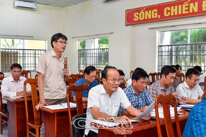 Đồng chí Đặng Trí Thủ, Bí thư Đảng uỷ Xã Trần Văn Thời, trao đổi về công tác kiện toàn tổ chức bộ máy đáp ứng yêu cầu thực hiện nhiệm vụ trong tình hình mới.