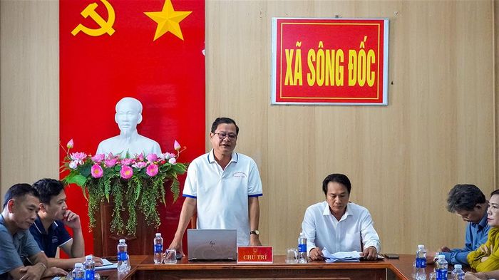 Phó Chủ tịch UBND xã Sông Đốc Nguyễn Phương Đài yêu cầu các ngành, đoàn thể và 11 ấp đẩy mạnh tuyên truyền để người dân chủ động phòng bệnh, nhận biết dấu hiệu bệnh não mô cầu để điều trị kịp thời.