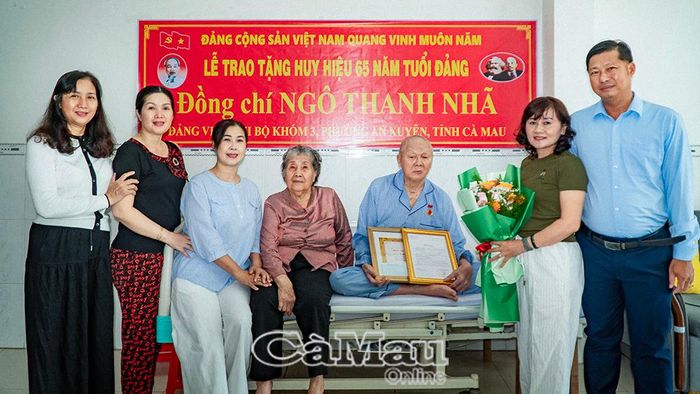 Đồng chí Ngô Thanh Nhã chụp ảnh lưu niệm cùng gia đình tại buổi lễ trao Huy hiệu 65 năm tuổi Đảng, ghi dấu niềm tự hào và vinh dự của gia đình.
