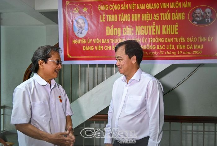 Đồng chí Nguyễn Khuê bày tỏ niềm vinh dự, tự hào khi được nhận Huy hiệu 45 năm tuổi Đảng; khẳng định sẽ tiếp tục giữ vững phẩm chất người đảng viên, tích cực tham gia các phong trào thi đua yêu nước tại địa phương.