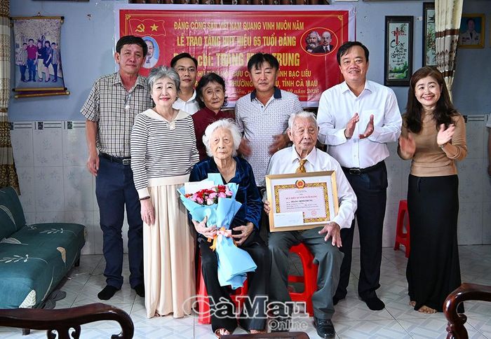 Phó Bí thư Tỉnh uỷ Huỳnh Quốc Việt chụp ảnh lưu niệm cùng đồng chí Trang Minh Trung và gia đình.