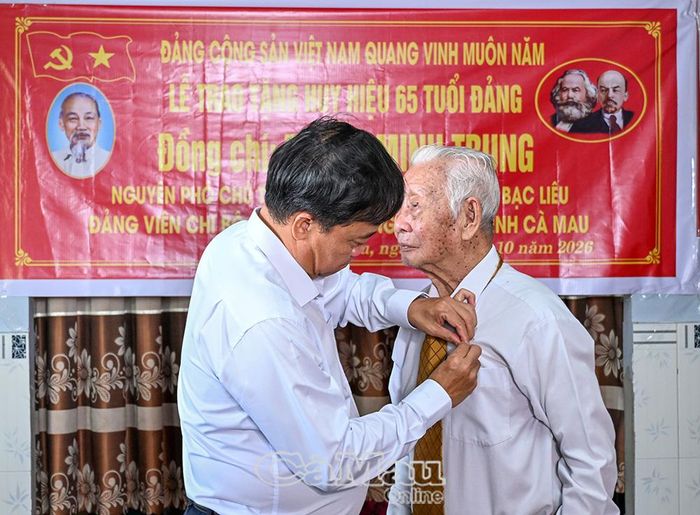 Phó Bí thư Tỉnh uỷ Huỳnh Quốc Việt cài Huy hiệu 65 năm tuổi Đảng cho đồng chí Trang Minh Trung, cán bộ tham gia kháng chiến, nguyên Phó Chủ tịch Hội Cựu chiến binh tỉnh Bạc Liêu.