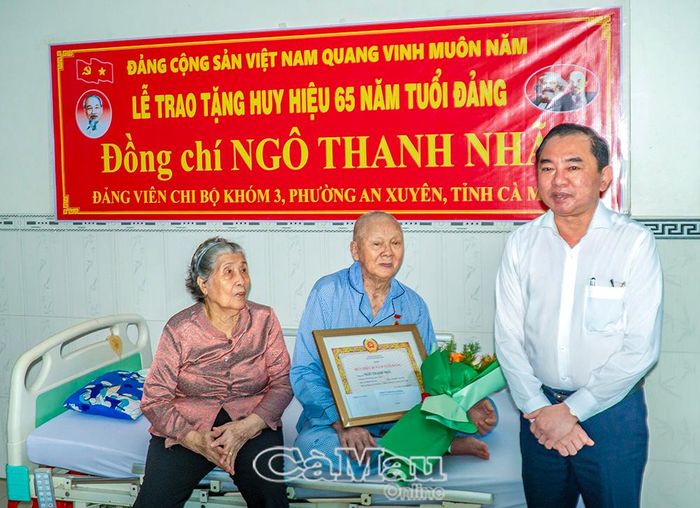 Trưởng Ban Tổ chức Tỉnh uỷ Phan Thanh Duy phát biểu chúc mừng đồng chí Ngô Thanh Nhã.