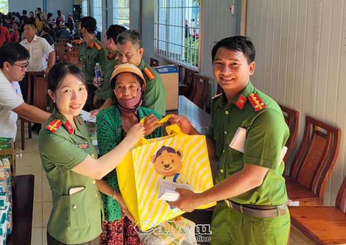Cán bộ, chiến sĩ Công an tỉnh Cà Mau trao tặng quà cho người dân có hoàn cảnh khó khăn tại chương trình “Chung một tấm lòng - Vì sức khoẻ cộng đồng”.