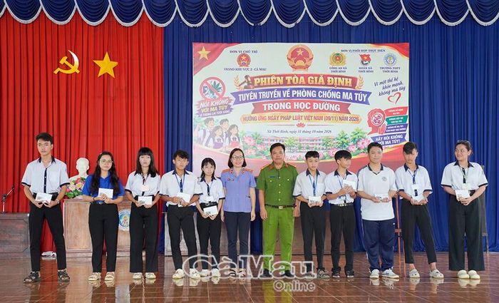 Dịp này, Ban tổ chức trao 10 suất quà, mỗi suất 500.000 đồng, cho học sinh có hoàn cảnh khó khăn, động viên các em vươn lên trong học tập.