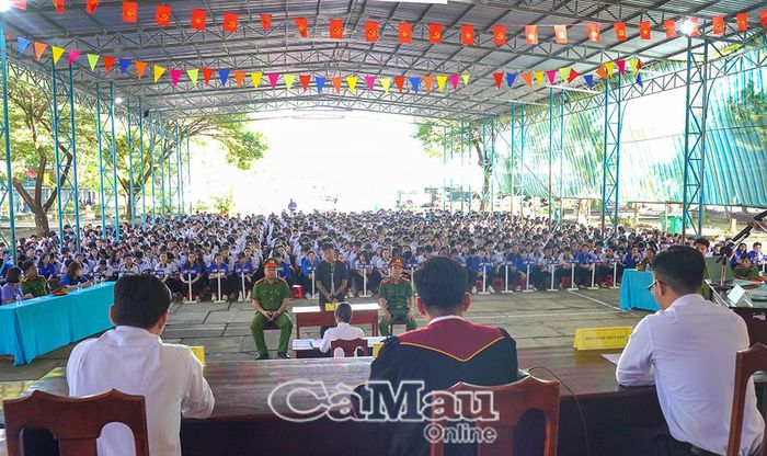 Đông đảo cán bộ, giáo viên và học sinh tham dự hoạt động tuyên truyền pháp luật qua phiên toà giả định.
