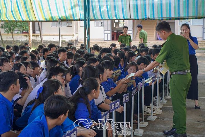 Công an xã Thới Bình phát tờ rơi tuyên truyền phòng, chống ma tuý cho học sinh.