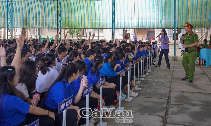 Học sinh hào hứng giao lưu, trả lời câu hỏi kiến thức pháp luật về phòng, chống ma tuý.