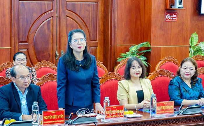 Bà Nguyễn Thị Ánh Hoa, Chủ tịch Hội đồng thành viên Saigontourist Group, cam kết huy động nguồn lực phát triển du lịch Cà Mau.