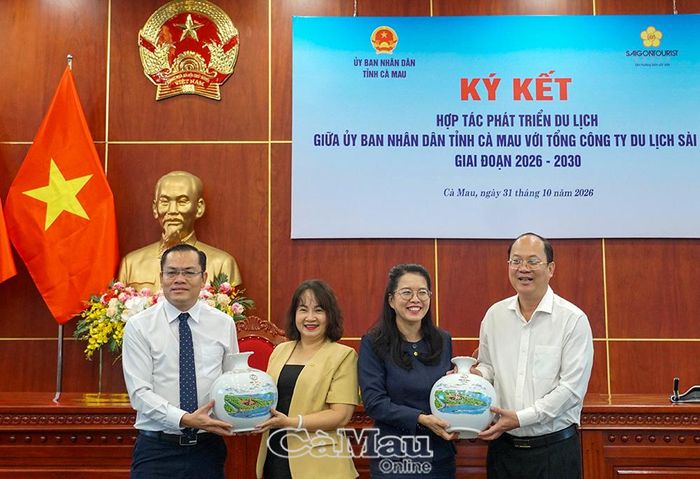 Bí thư Tỉnh uỷ Nguyễn Hồ Hải và Phó Chủ tịch UBND tỉnh Ngô Vũ Thăng tặng quà lưu niệm cho các Chủ tịch Hội đồng thành viên Saigontourist Group.