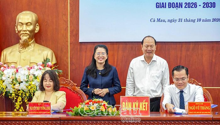 Bí thư Tỉnh uỷ Cà Mau Nguyễn Hồ Hải và Chủ tịch Hội đồng thành viên Saigontourist Group Nguyễn Thị Ánh Hoa chứng kiến nghi thức ký kết hợp tác.