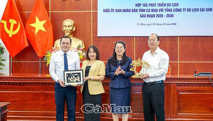 Các Chủ tịch Hội đồng thành viên Saigontourist Group trao quà lưu niệm cho lãnh đạo tỉnh Cà Mau.