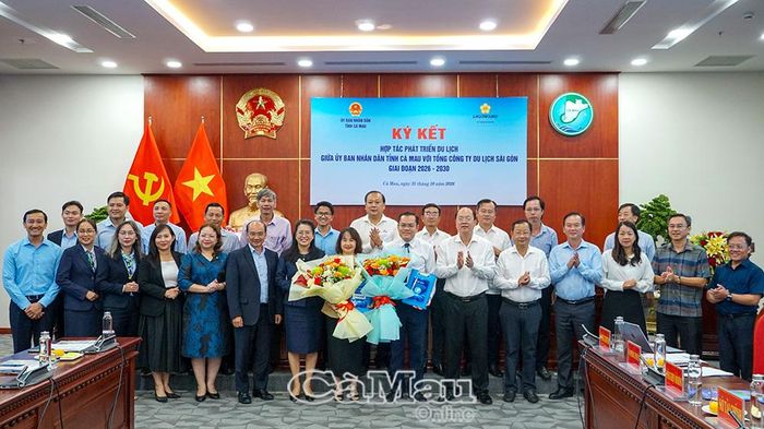 Lãnh đạo tỉnh Cà Mau chụp ảnh lưu niệm cùng đại diện Hội đồng thành viên Saigontourist Group.