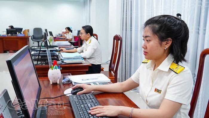 Cán bộ thuế xử lý dữ liệu trên hệ thống điện tử, góp phần nâng cao hiệu quả quản lý và giải quyết hồ sơ người nộp thuế.