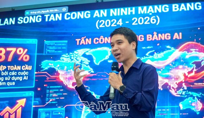  Ông Nguyễn Trần Dũng, đại diện Cục Chuyển đổi số Quốc gia, Bộ Khoa học và Công nghệ, hướng dẫn kỹ năng sử dụng AI trong tổng hợp văn bản, xây dựng báo cáo.