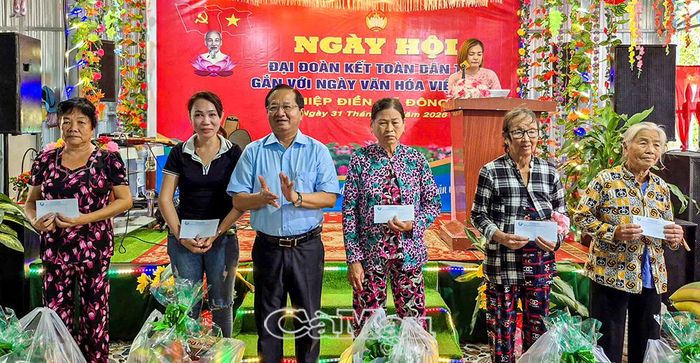 Phó Chủ tịch Thường trực Uỷ ban MTTQ Việt Nam tỉnh Cà Mau Lê Thanh Triều trao quà cho các hộ nghèo tại ấp Hiệp Điền.