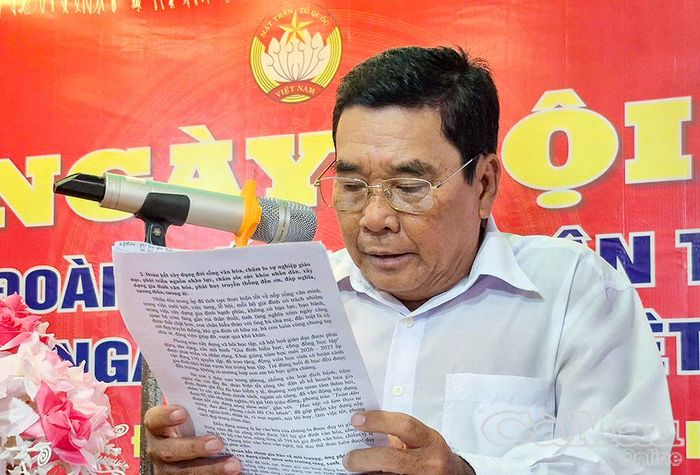 Đồng chí Dương Quốc Lâm, Trưởng ấp Hiệp Điền, báo cáo kết quả thực hiện các cuộc vận động, phong trào thi đua yêu nước trong năm 2026.