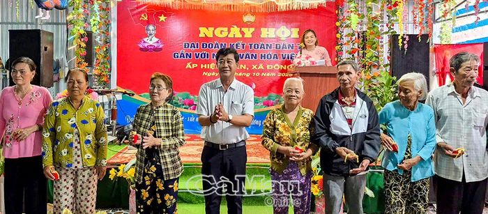 Đồng chí Nguyễn Văn Sáng, Phó Bí thư Thường trực Đảng uỷ xã Đông Hải, trao quà cho các hộ nghèo.