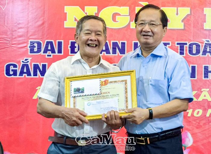 Đồng chí Lê Thanh Triều, Phó Chủ tịch Thường trực Uỷ ban MTTQ Việt Nam tỉnh Cà Mau, trao bằng khen cho Ban công tác Mặt trận ấp Hiệp Điền.