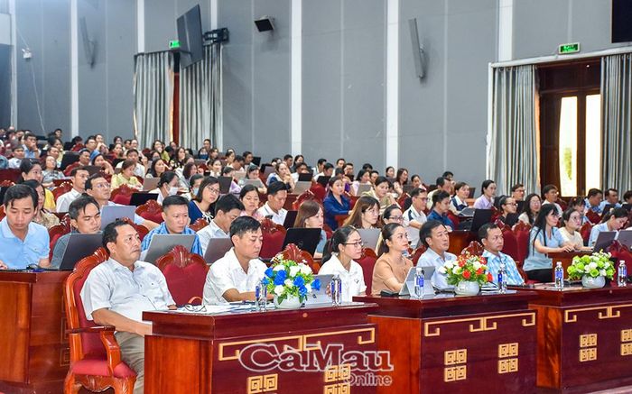 Các đại biểu tham dự hội nghị hướng dẫn.