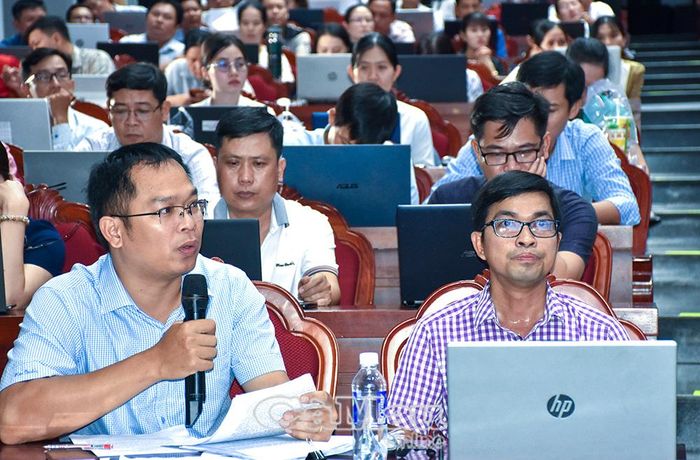 Đồng chí Phạm Hoàng Em, Phó Trưởng phòng Tổ chức cán bộ (Ban Tổ chức Tỉnh uỷ), hướng dẫn quy trình thực hiện kê khai thông tin vào hệ thống.