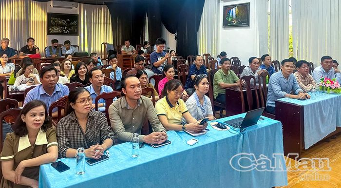  Các phóng viên, biên tập viên và cộng tác viên của Báo và phát thanh, truyền hình Cà Mau tham dự tập huấn.