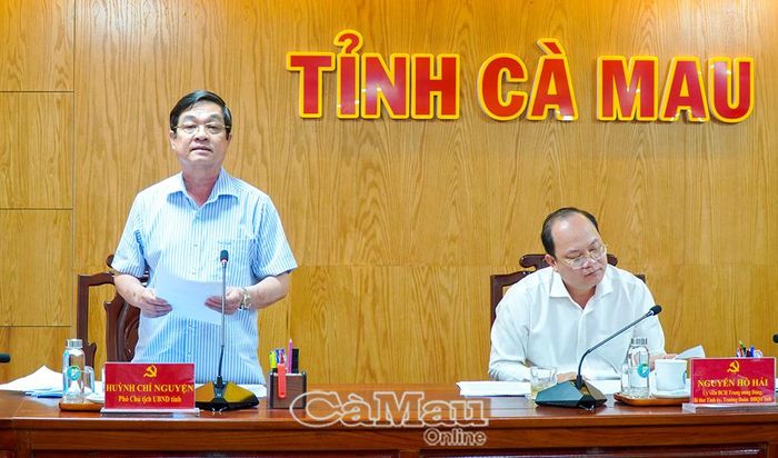 Phó Chủ tịch UBND tỉnh Huỳnh Chí Nguyện báo cáo các dự án, đề án phát triển công nghiệp và năng lượng trên địa bàn tỉnh.
