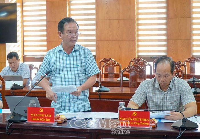 Giám đốc Sở Xây dựng Mã Minh Tâm thảo luận, làm rõ các vấn đề pháp lý và phương án quy hoạch khu lấn biển tỉnh Cà Mau.