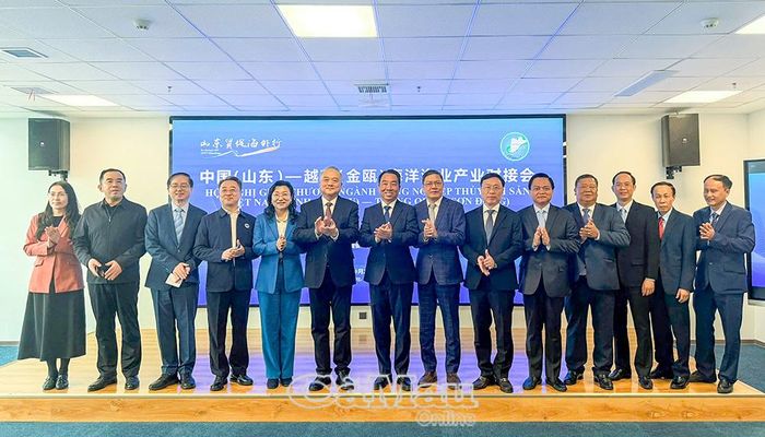 Đại biểu đoàn công tác tỉnh Cà Mau và các đối tác Trung Quốc chụp ảnh lưu niệm tại Hội nghị kết nối ngành công nghiệp thuỷ hải sản Trung Quốc (Sơn Đông) - Việt Nam (tỉnh Cà Mau).