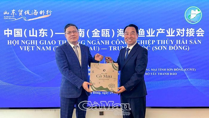 Đồng chí Lữ Quang Ngời, Phó Bí thư Tỉnh uỷ, Chủ tịch UBND tỉnh Cà Mau (bên phải), trao quà lưu niệm và nhận quà từ đại diện phía bạn sau hội nghị.