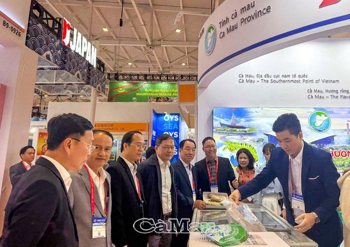 Đoàn công tác tham quan gian hàng trưng bày của tỉnh Cà Mau tại Hội chợ Nghề cá và Thuỷ hải sản Trung Quốc.