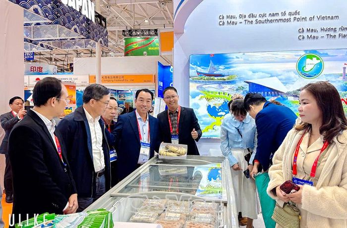  Đồng chí Lữ Quang Ngời, Phó Bí thư Tỉnh uỷ, Chủ tịch UBND tỉnh Cà Mau (thứ tư từ trái sang) khảo sát gian hàng Cà Mau tại hội chợ.