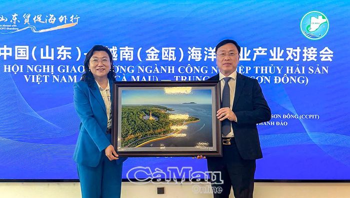 Đồng chí Huỳnh Hữu Trí, Uỷ viên Ban Thường vụ Tỉnh uỷ, Chủ nhiệm Uỷ ban Kiểm tra Tỉnh uỷ Cà Mau, tặng bức tranh Mũi Cà Mau cho đại diện Hội đồng Xúc tiến thương mại Quốc tế thành phố Thanh Đảo.