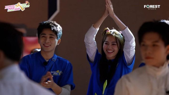 Dàn cast và khách mời Running Man chúc mừng cặp đôi.