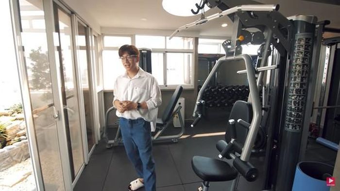 Căn penthouse còn có phòng tập thể hình.