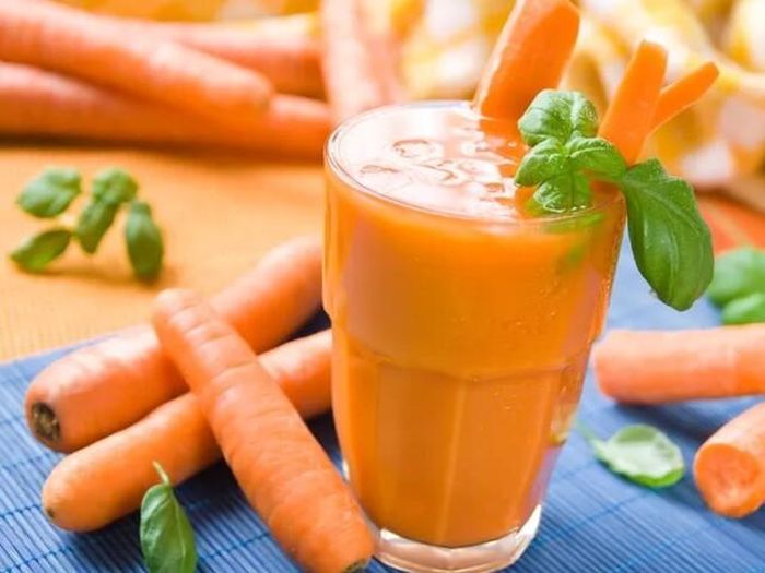Cà rốt giàu beta-carotene, được cơ thể chuyển hóa thành vitamin A để hỗ trợ duy trì làn da khỏe mạnh. Chị em có thể ăn cà rốt luộc, hấp hoặc kết hợp trong món salad để thực đơn hằng ngày thêm phong phú và đủ chất.