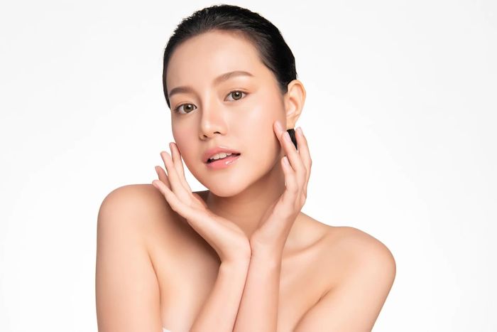 Chuẩn bị da đủ ẩm là điều cần làm đầu tiên để lớp trang điểm mịn màng