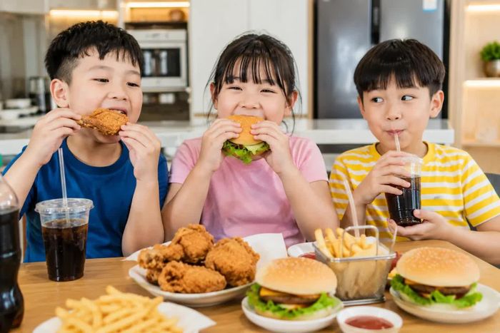 Cần hạn chế cho trẻ ăn những nhóm thực phẩm dễ gây dư thừa năng lượng
