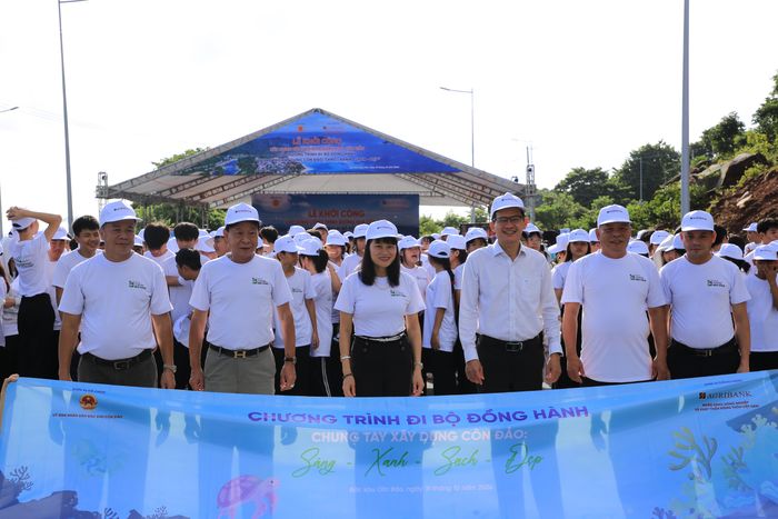 Các đại biểu tham gia đi bộ đồng hành với chủ đề “Chung tay xây dựng Côn Đảo: Sáng – Xanh – Sạch – Đẹp”