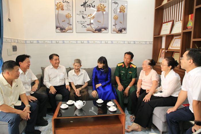 Các thành viên trong đoàn công tác thăm hỏi, động viên, tặng quà cựu tù chính trị sinh sống tại đặc khu Côn Đảo
