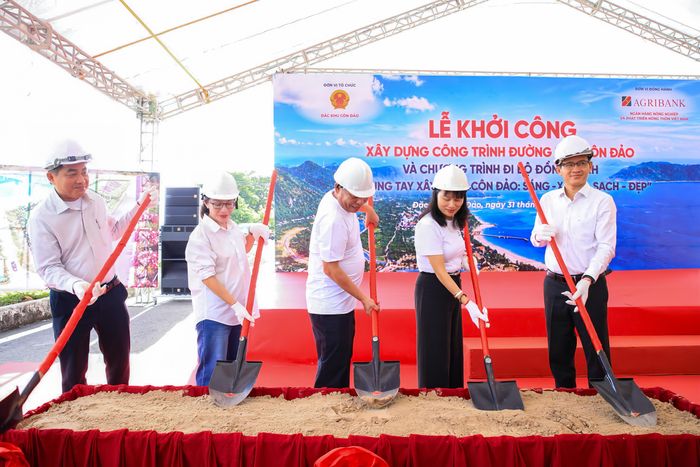 Các đại biểu tiến hành nghi thức động thổ khởi công xây dựng công trình