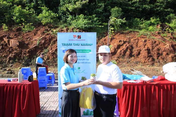 Trao tặng cây xanh cho các đại biểu tham dự lễ khởi công