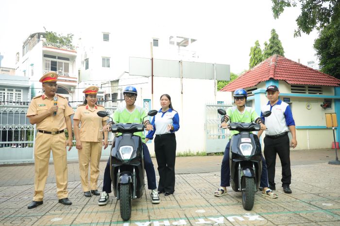  Không chỉ quan sát báo cáo viên thị phạm, từng học sinh còn được trực tiếp thực hiện các bài tập dưới sự giám sát, hướng dẫn của lực lượng chuyên môn
