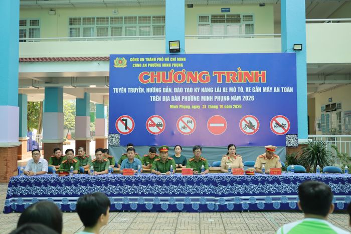 Đông đảo đại biểu, lãnh đạo các đơn vị tham dự chương trình, thể hiện sự quan tâm đặc biệt đối với công tác bảo đảm an toàn giao thông cho học sinh. Những lớp học thiết thực như thế này được kỳ vọng sẽ góp phần hình thành ý thức, kỹ năng lái xe an toàn, từng bước kéo giảm tai nạn giao thông trong lứa tuổi học đường