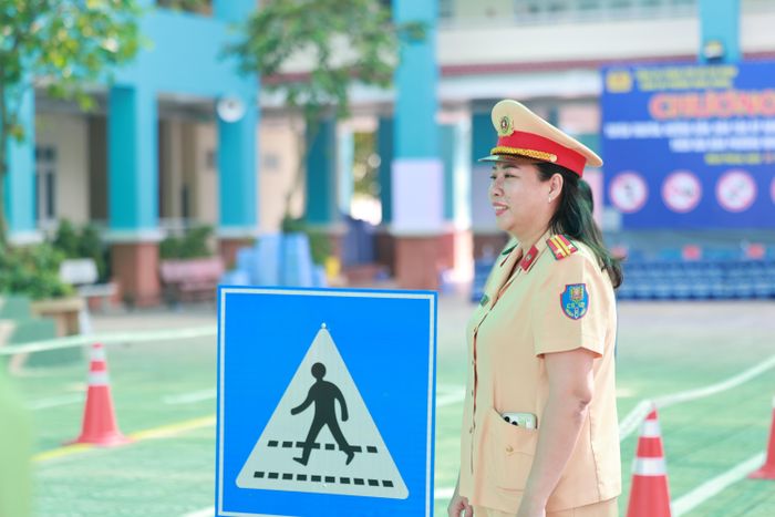 Trung tá Trần Thị Hồng Nhung, Phó Đội trưởng Đội CSGT Bàn Cờ khẳng định, những lớp học trực quan, sinh động được tổ chức như tại phường Minh Phụng, đang được các đơn vị CSGT phối hợp với Công an cơ sở, nhà trường và doanh nghiệp từng bước nhân rộng. Đây không chỉ là giải pháp trang bị kỹ năng cho học sinh, sinh viên mà còn góp phần xây dựng văn hóa giao thông an toàn từ môi trường học đường, chủ động phòng ngừa vi phạm và kéo giảm tai nạn giao thông trên địa bàn thành phố 