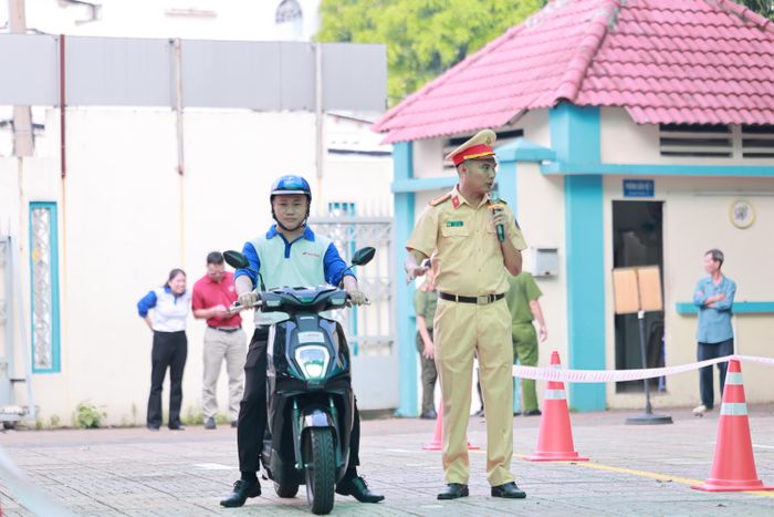Phần thực hành được ban tổ chức xây dựng bao gồm các tình huống thường phát sinh khi tham gia giao thông, sát với thực tế tại từng địa bàn để các em học sinh dễ dàng nắm bắt