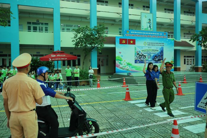 Tình huống người đi bộ qua đường được tái hiện một cách thực tế, bảo đảm sự sinh động, hấp dẫn nhằm thu hút sự theo dõi của các em học sinh