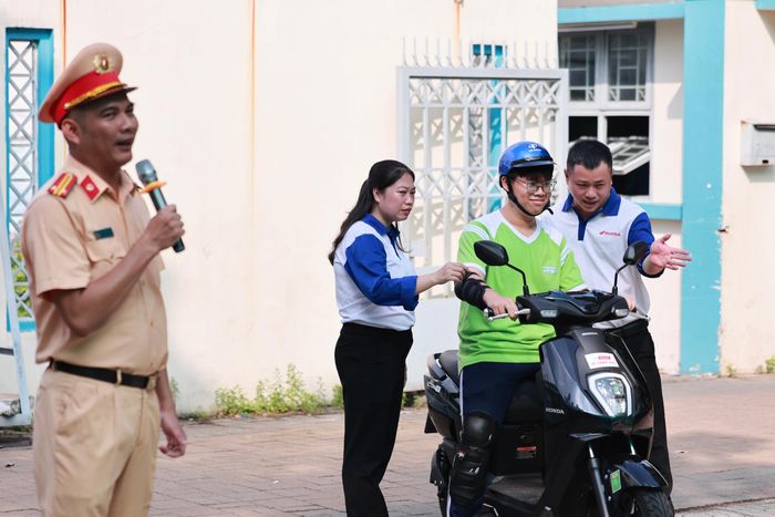 Những thao tác chưa chính xác được nhắc nhở, điều chỉnh kịp thời, giúp các em từng bước hình thành kỹ năng kiểm soát phương tiện và nhận thức rõ hơn về những nguy cơ có thể xảy ra khi thiếu kinh nghiệm lái xe