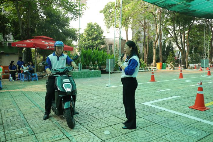 Theo kỹ thuật viên Honda Việt Nam, dù hành trình ngắn hay dài, việc hình thành thói quen kiểm tra tình trạng phương tiện, chủ động phát hiện những dấu hiệu bất thường và kịp thời khắc phục các sự cố phát sinh là hết sức cần thiết. Đây là một trong những kỹ năng quan trọng giúp người điều khiển phương tiện hạn chế rủi ro, phòng ngừa sự cố kỹ thuật và bảo đảm an toàn cho bản thân cũng như những người cùng tham gia giao thông